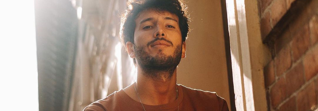 Sebasti&aacute;n Yatra nos regal&oacute; una versi&oacute;n ac&uacute;stica de "Pareja del A&ntilde;o"