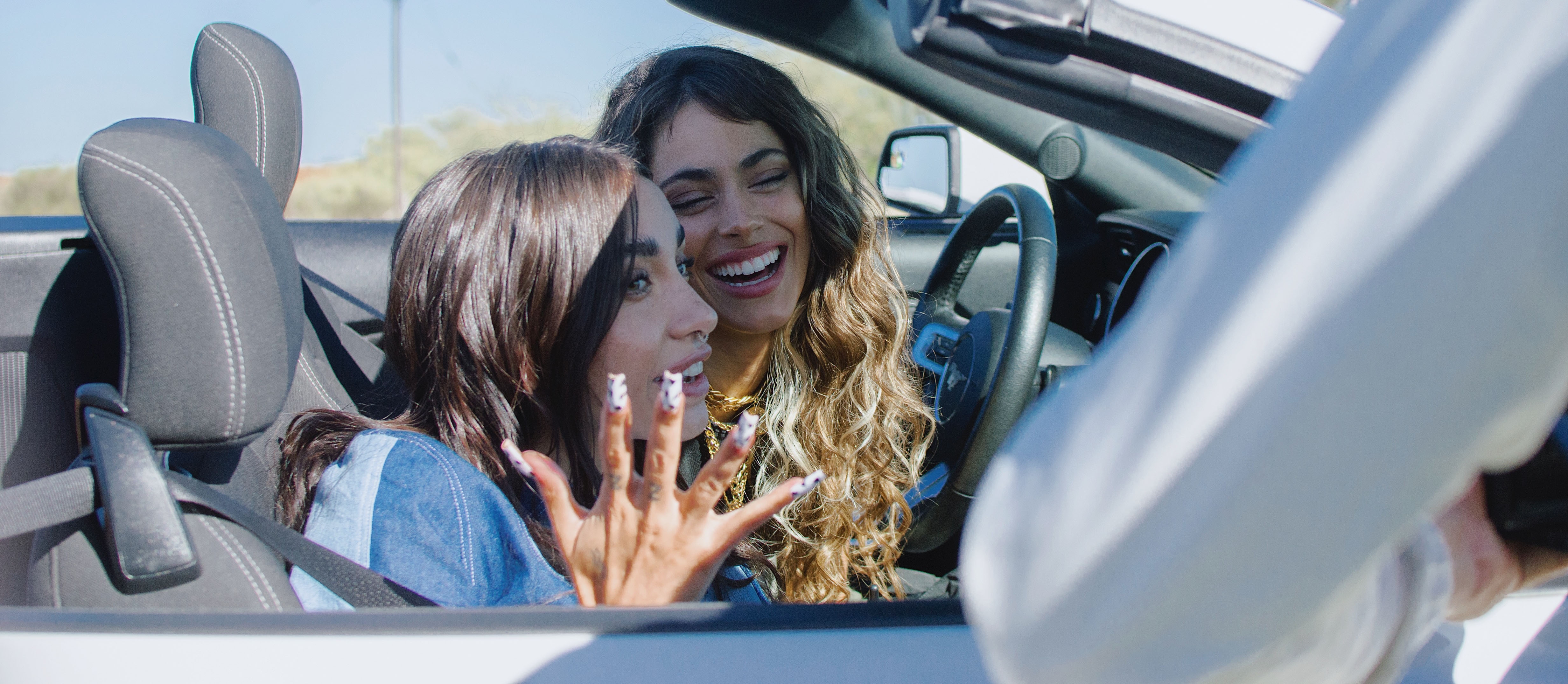 &iexcl;Tini y Mar&iacute;a Becerra siguen rompiendo con "Mi&eacute;nteme"