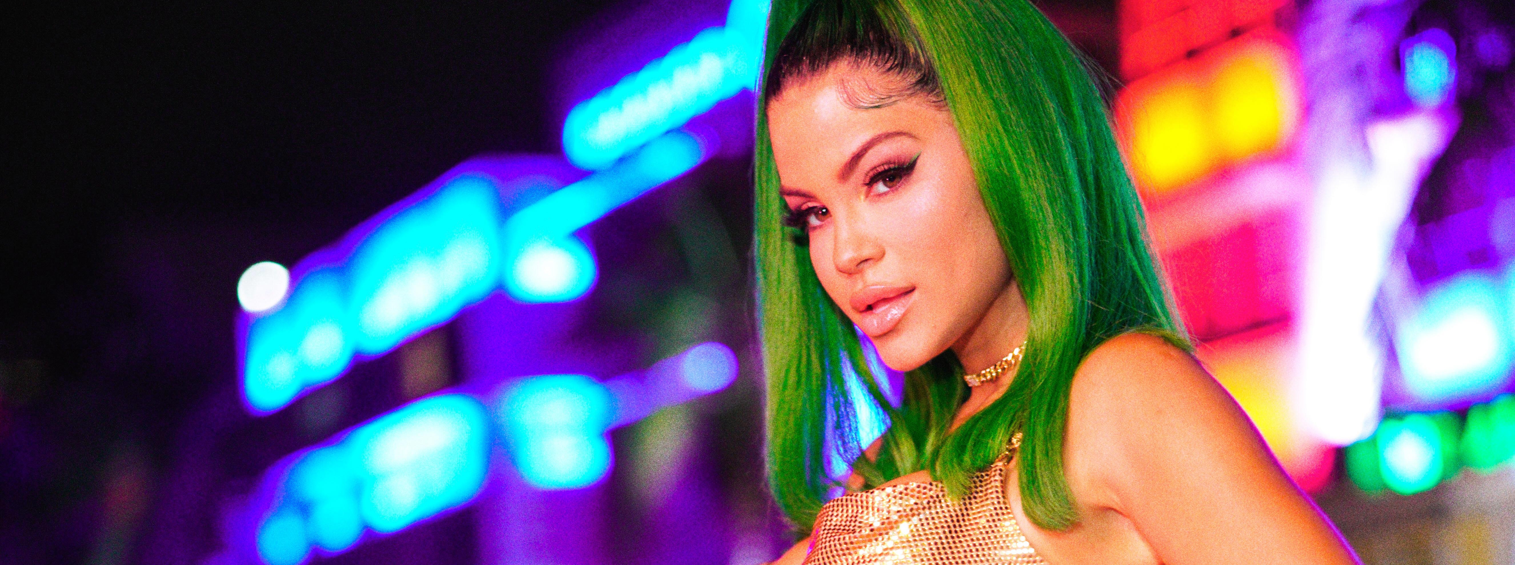 Natti Natasha present&oacute; el video de "Noches en Miami"