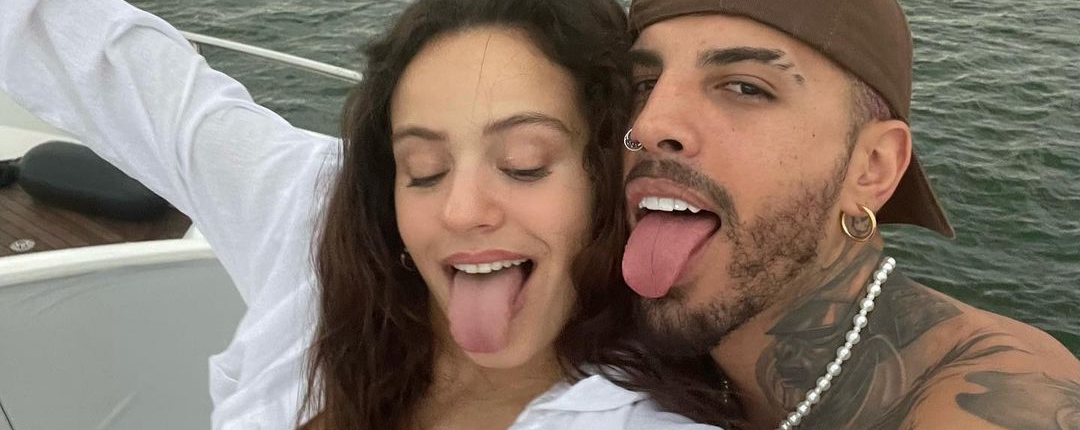 &iexcl;ES OFICIAL! Rosal&iacute;a y Rauw Alejandro confirman su relaci&oacute;n con esta foto