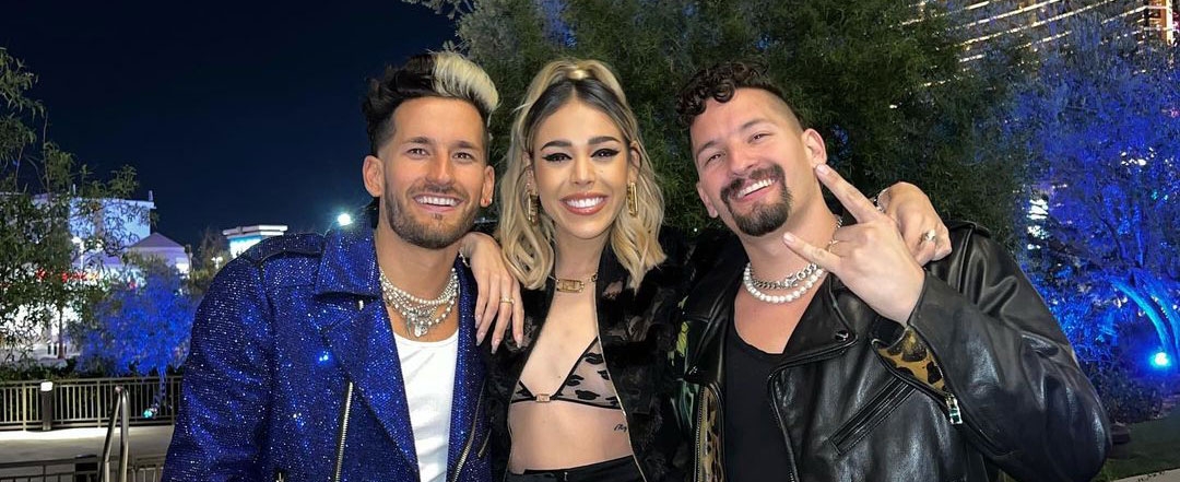 &iexcl;Danna Paola & Mau y Ricky est&aacute;n listos para romper en los Grammy!