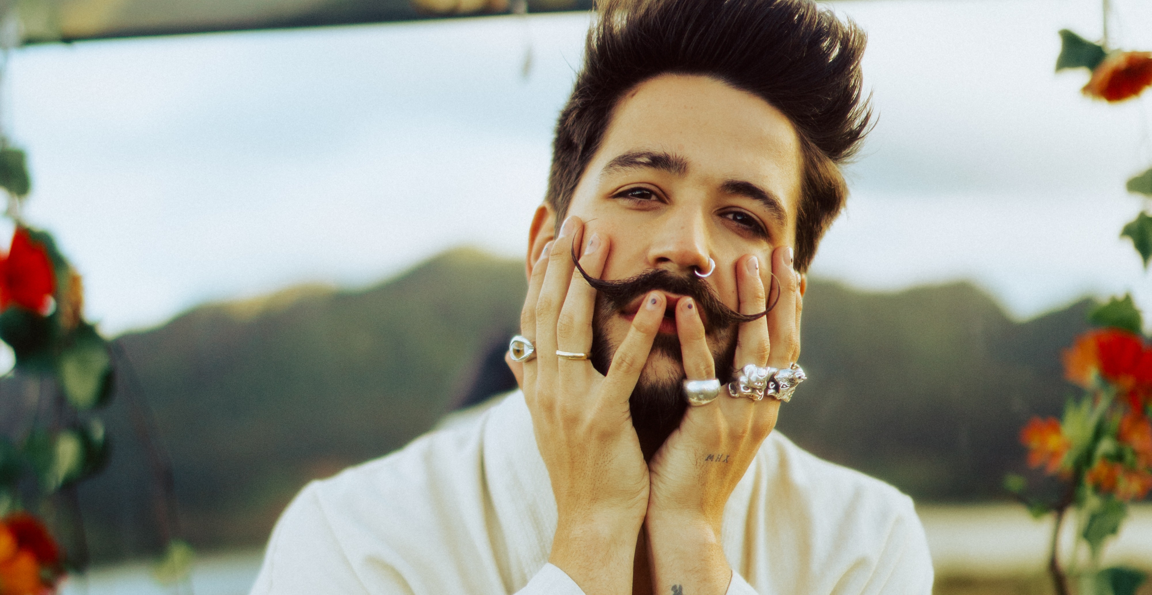 SECRETO REVELADO: As&iacute; es el bigote de Camilo sin peinar…