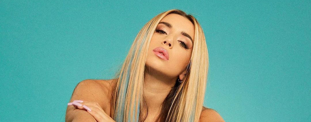 Lola Indigo present&oacute; una versi&oacute;n ac&uacute;stica de "La Ni&ntilde;a de la Escuela"