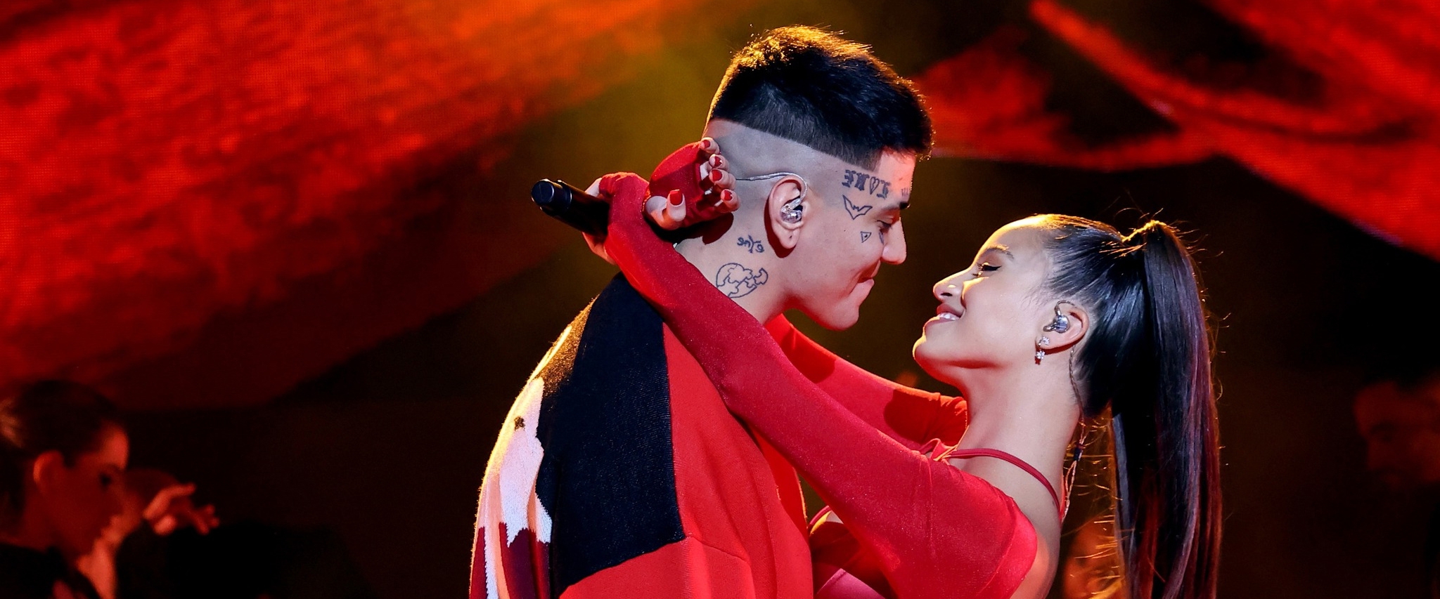 Todas las fotos que no pod&eacute;s dejar de ver de Emilia y Duki en Premio Lo Nuestro 2022