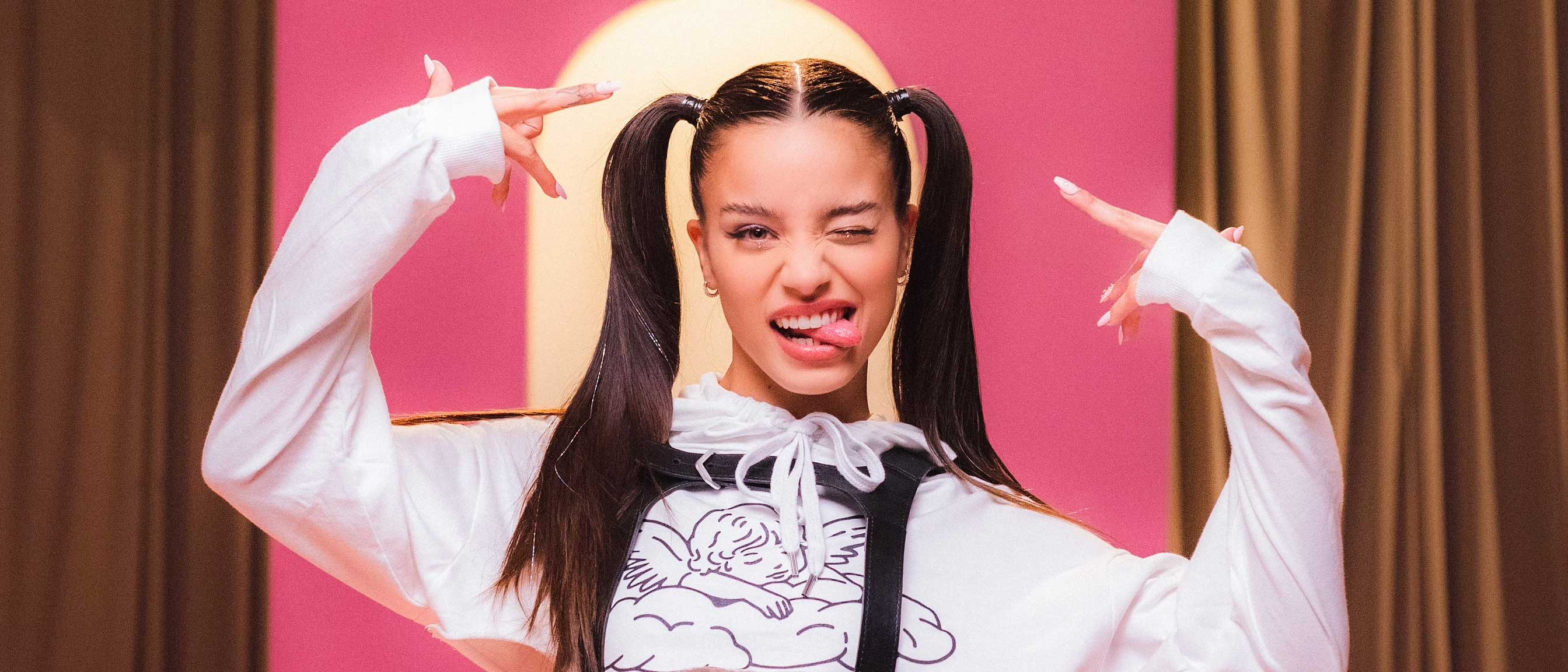 &iexcl;YA SALI&Oacute;! Emilia present&oacute; "Cuatro Veinte"