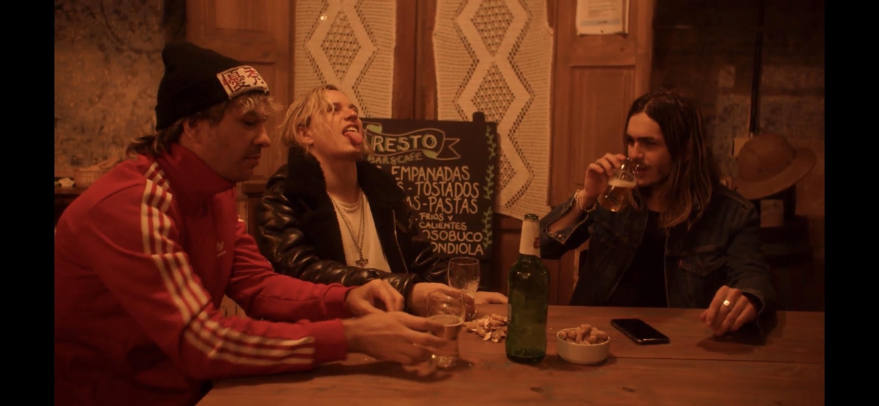 &iexcl;YA SALI&Oacute;! Airbag presenta el videoclip de "Volver A Casa"