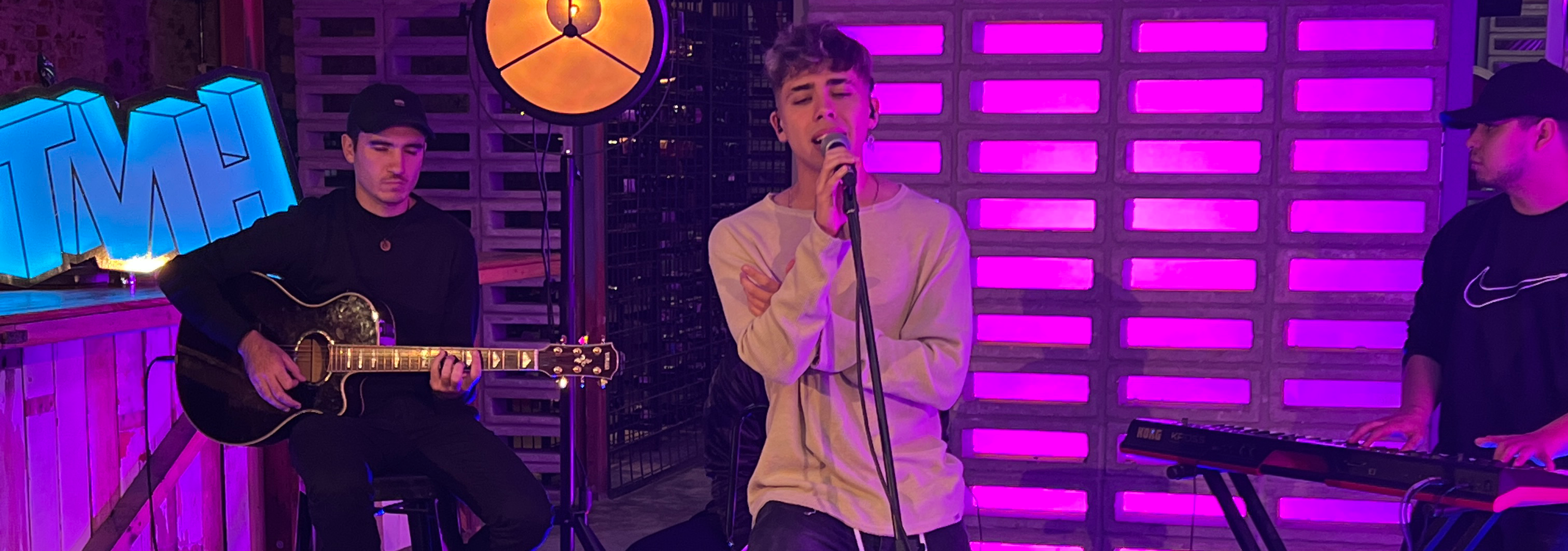 &iexcl;Pas&oacute; otro Acoustic Live Session de TikTok y Luck Ra fue el protagonista!