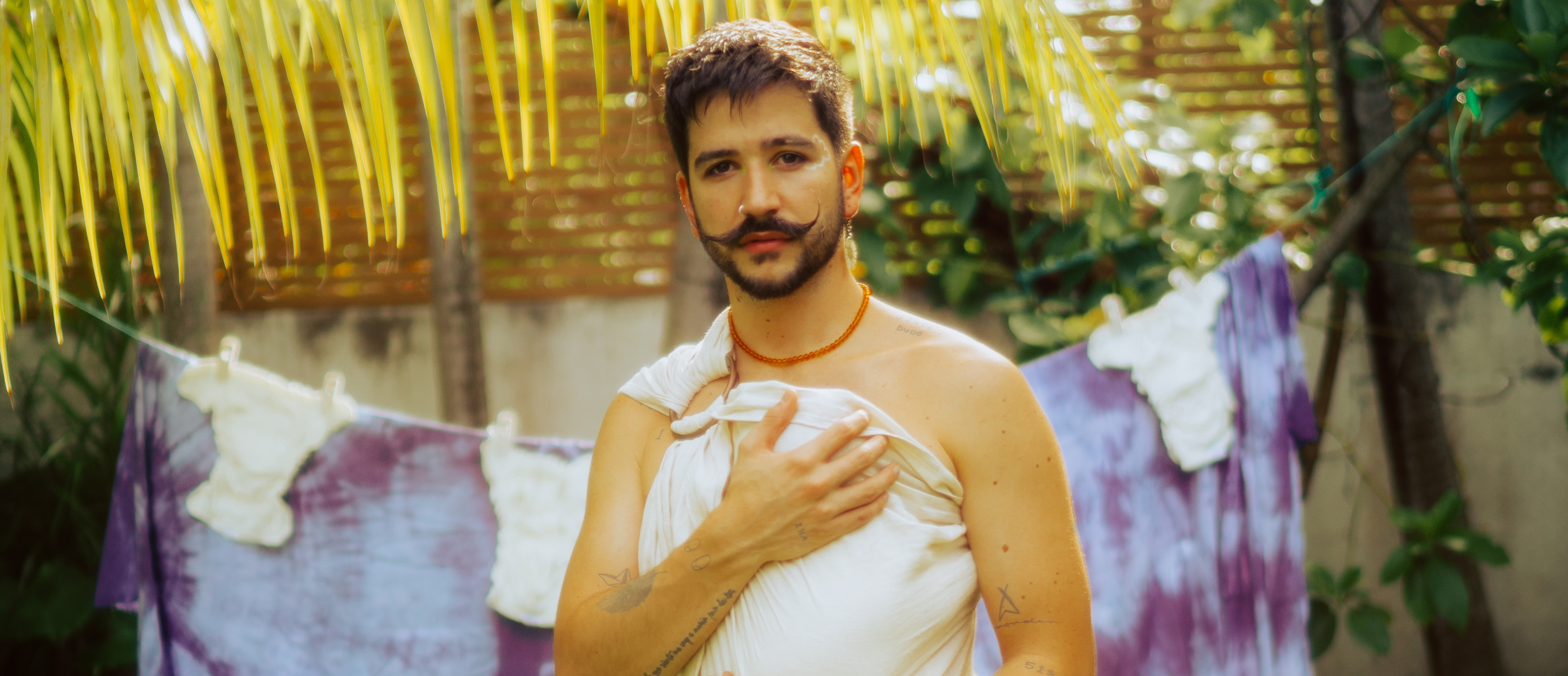 &iexcl;YA SALI&Oacute;! Camilo present&oacute; "Pegao" &iexcl;con &Iacute;ndigo como invitada especial del videoclip!