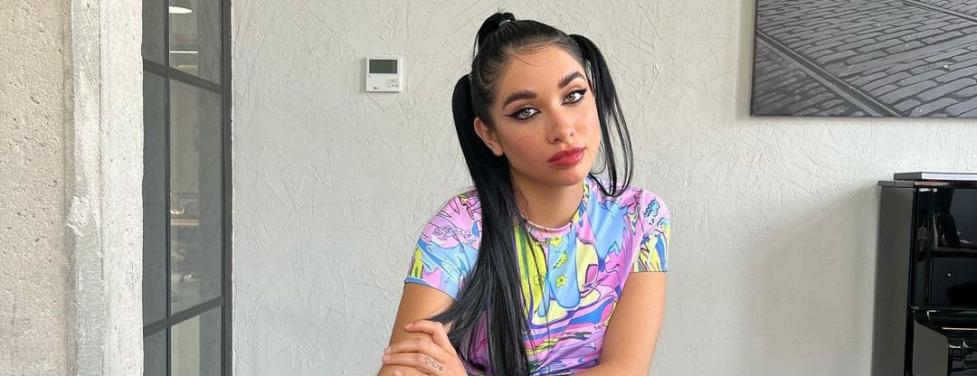 &iquest;Qu&eacute;? &iexcl;Mar&iacute;a Becerra bes&oacute; a un fan!