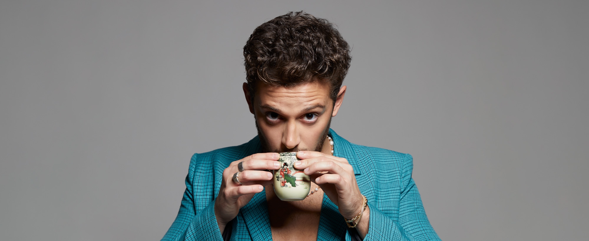 Un grupo de fans entrevista a RUGGERO