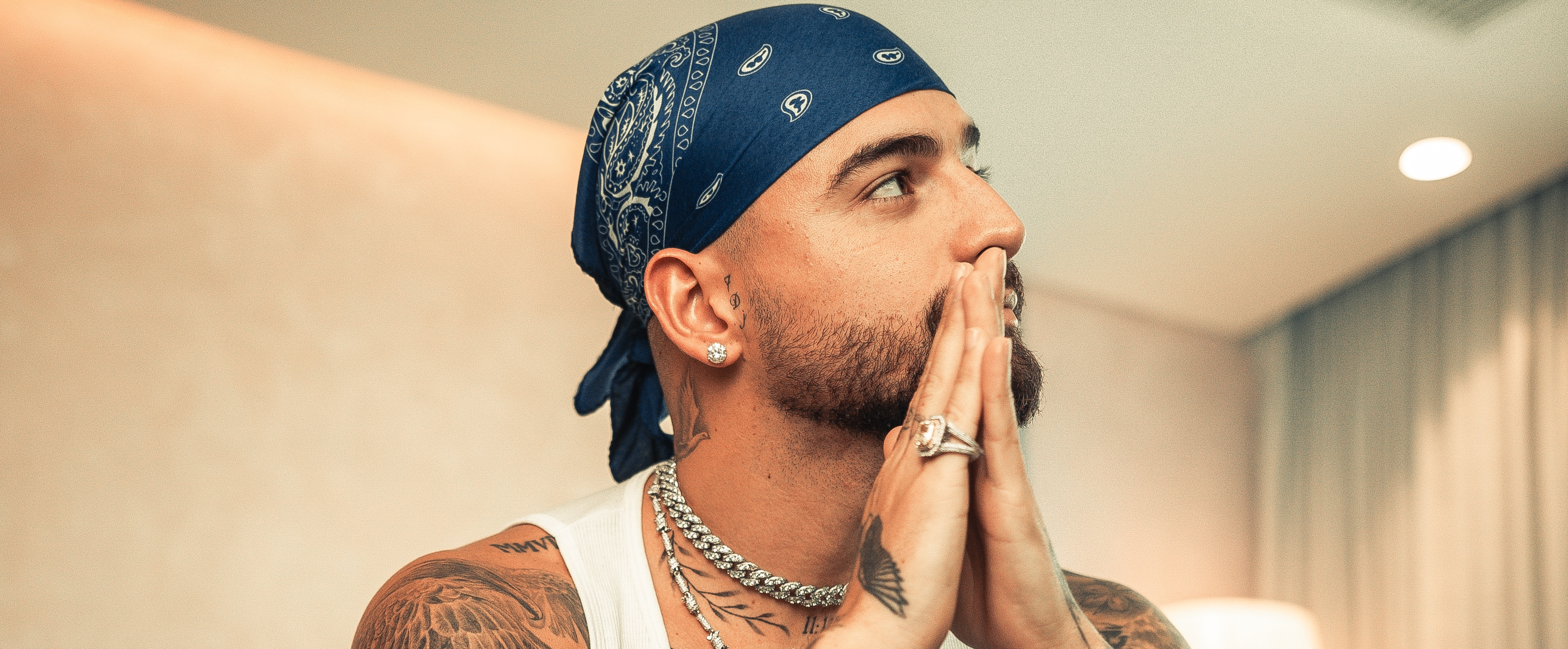 Maluma interrumpi&oacute; su show &iexcl;para leer este cartel!