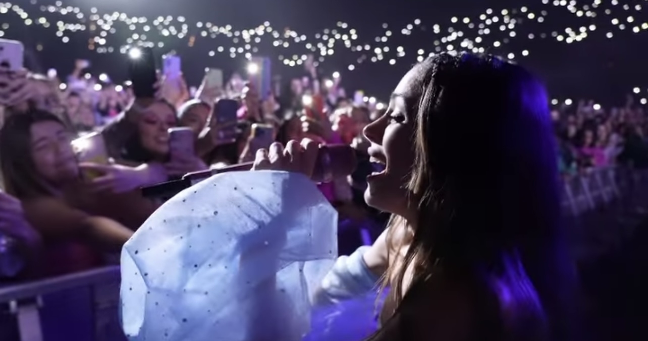 TINI se baj&oacute; del escenario para cantar con sus fans en Colombia