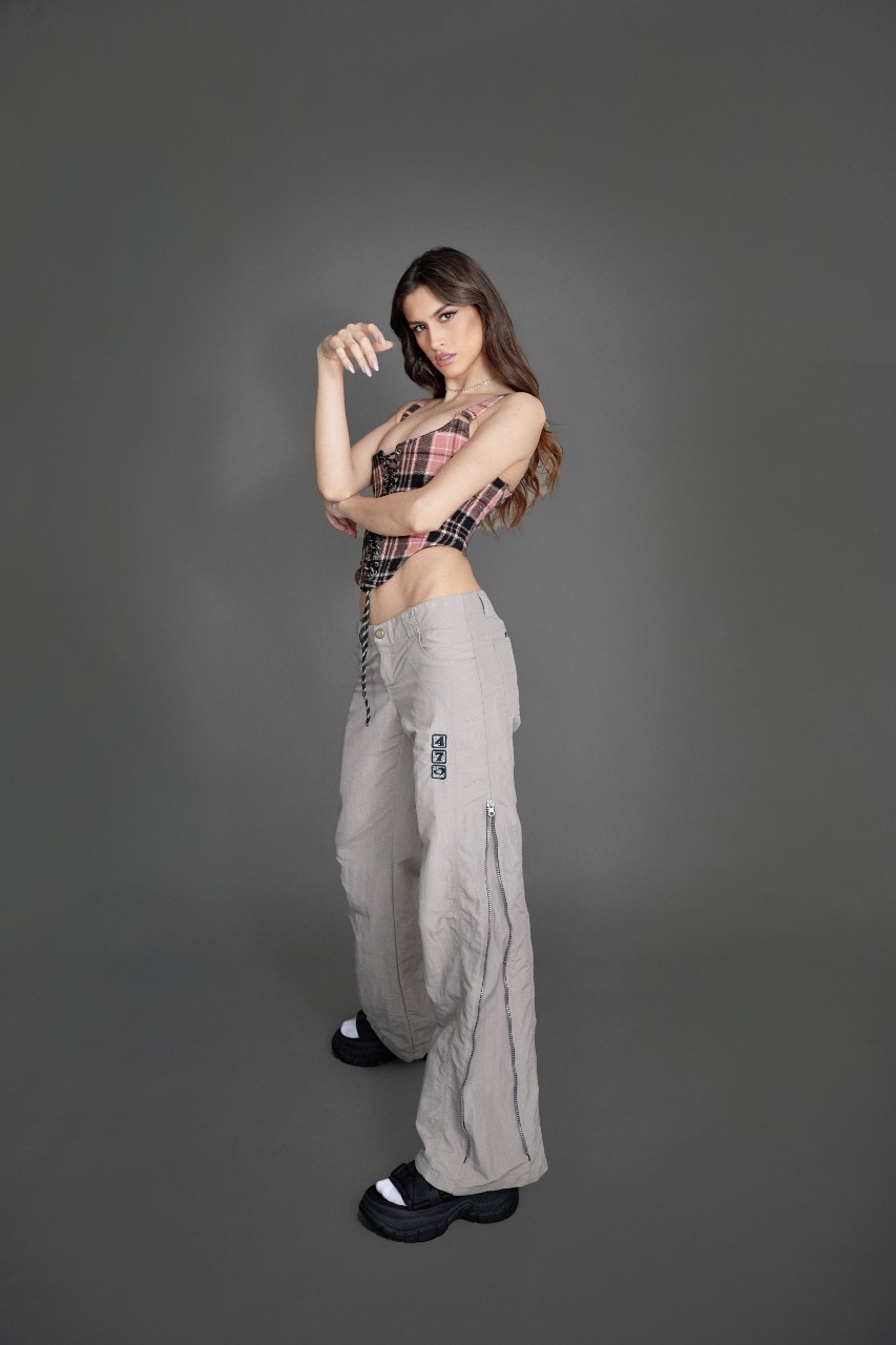 Mila Manes lanza su nuevo video "No me haces falta"