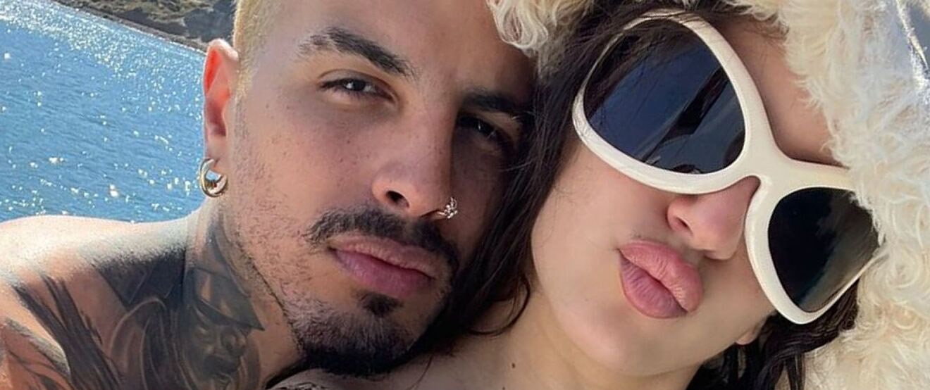 Rauw Alejandro sorprende a Rosal&iacute;a durante su show