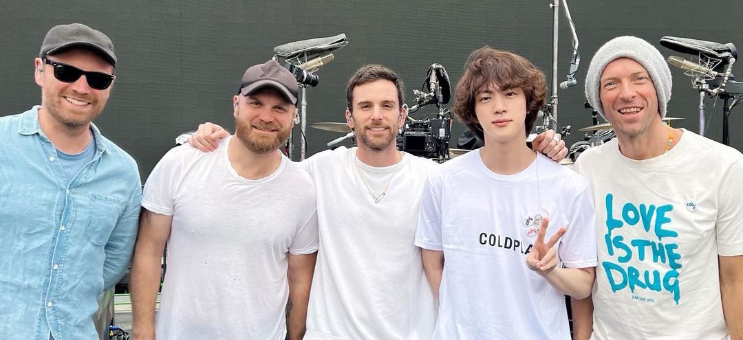 JIN de BTS se despidi&oacute; de los escenarios por un tiempo en el show de Coldplay en Argentina