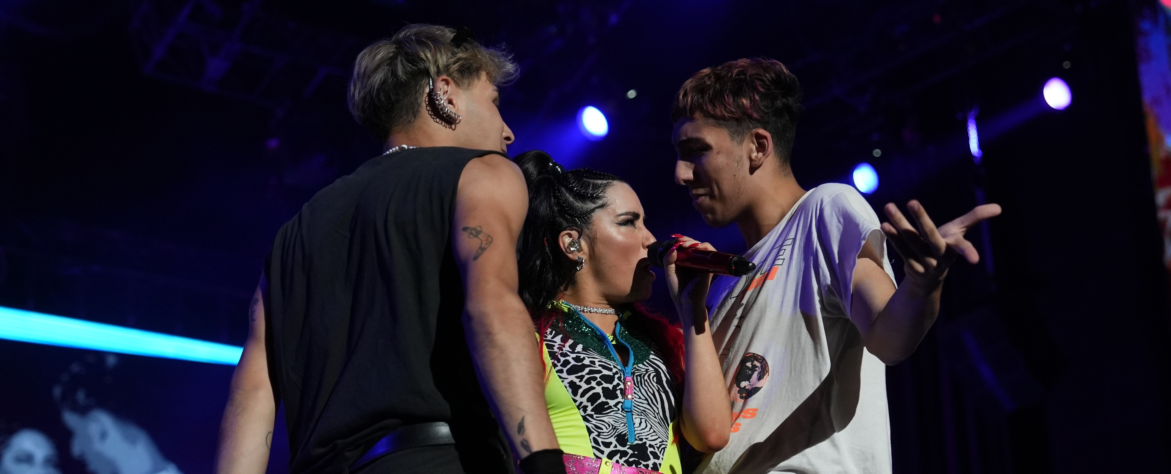 LALI subi&oacute; a dos fans al escenario &iexcl;para que hagan de Mau y Ricky!