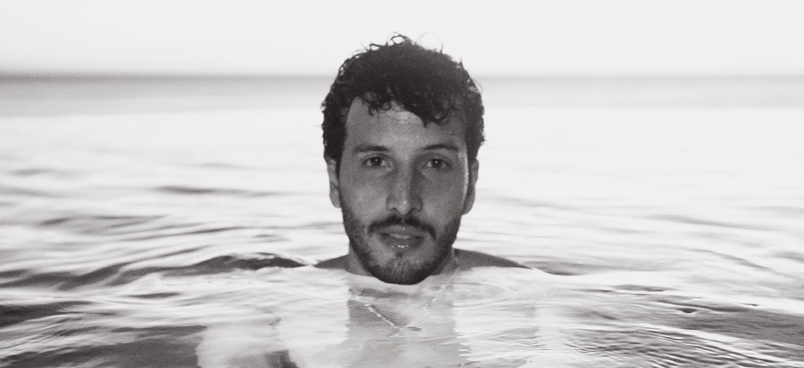 &iexcl;YA SALI&Oacute;! Sebasti&aacute;n Yatra present&oacute; el videoclip de "B&aacute;sicamente"