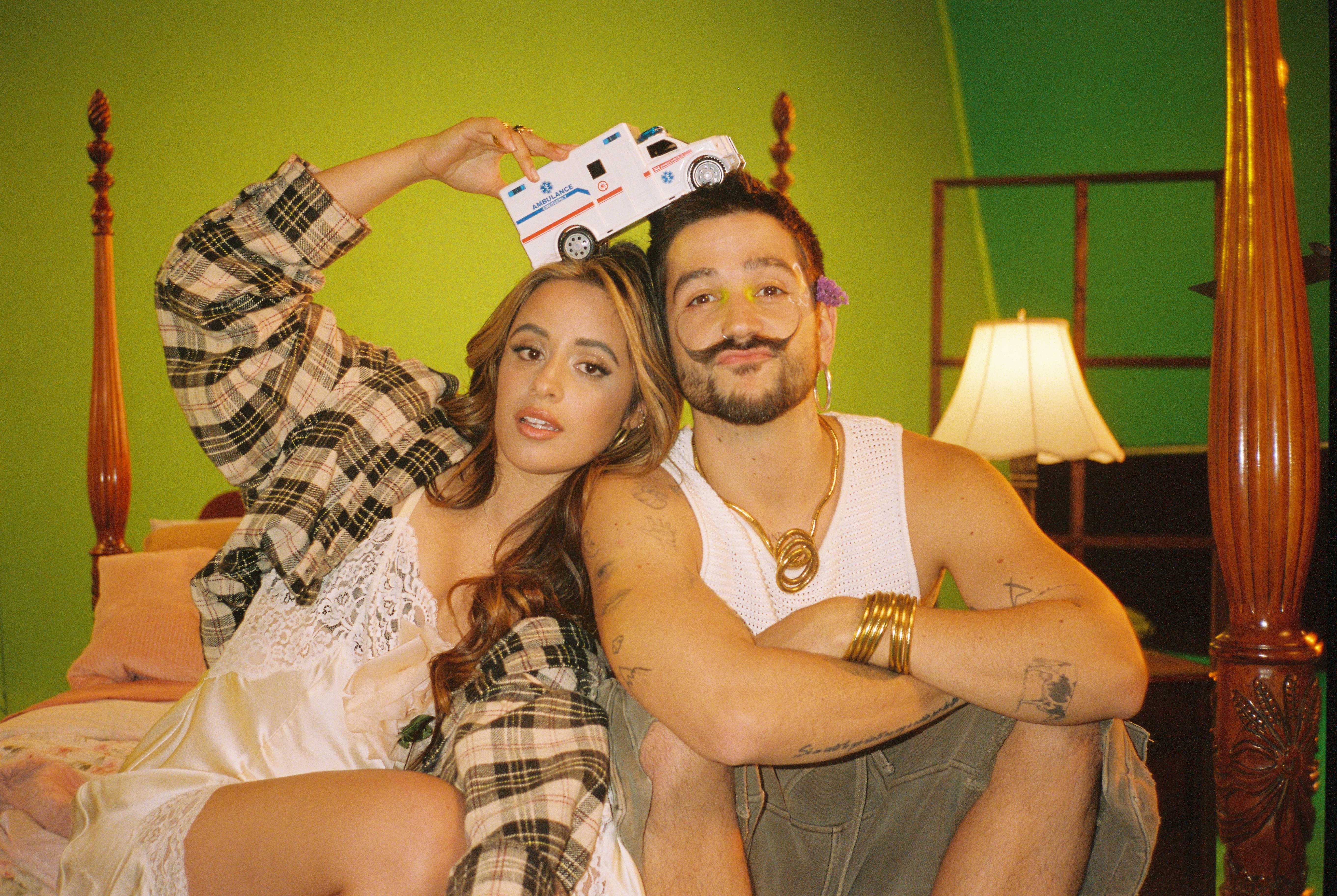 CAMILO se une a CAMILA CABELLO para estrenar el video musical de "AMBULANCIA"