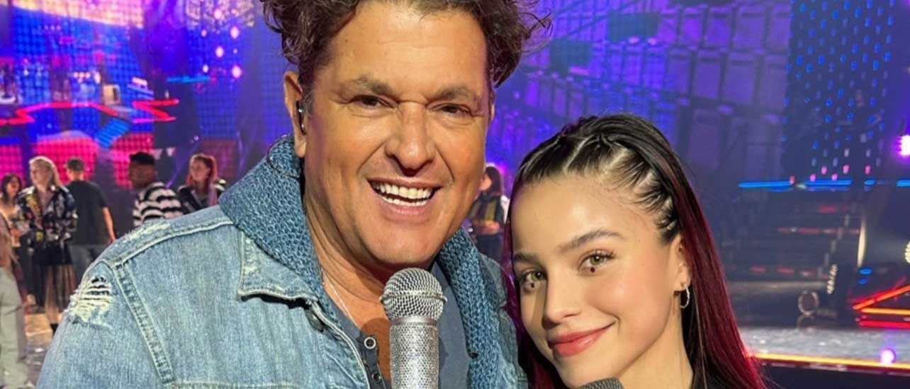 Emilia le prest&oacute; su micr&oacute;fono de brillos a un reconocido cantante