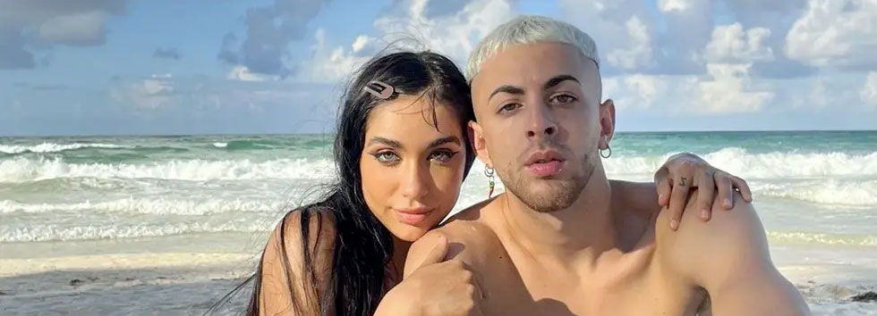 La tierna despedida de J Rei a Mar&iacute;a Becerra en pleno aeropuerto