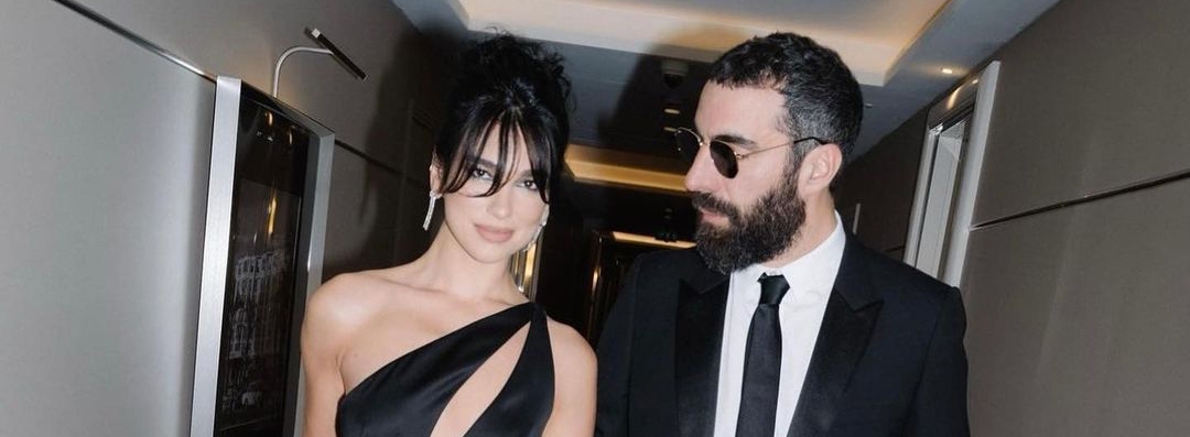 Dua Lipa lleg&oacute; a la apertura del Festival de Cannes junto a su pareja, Romain Gavras