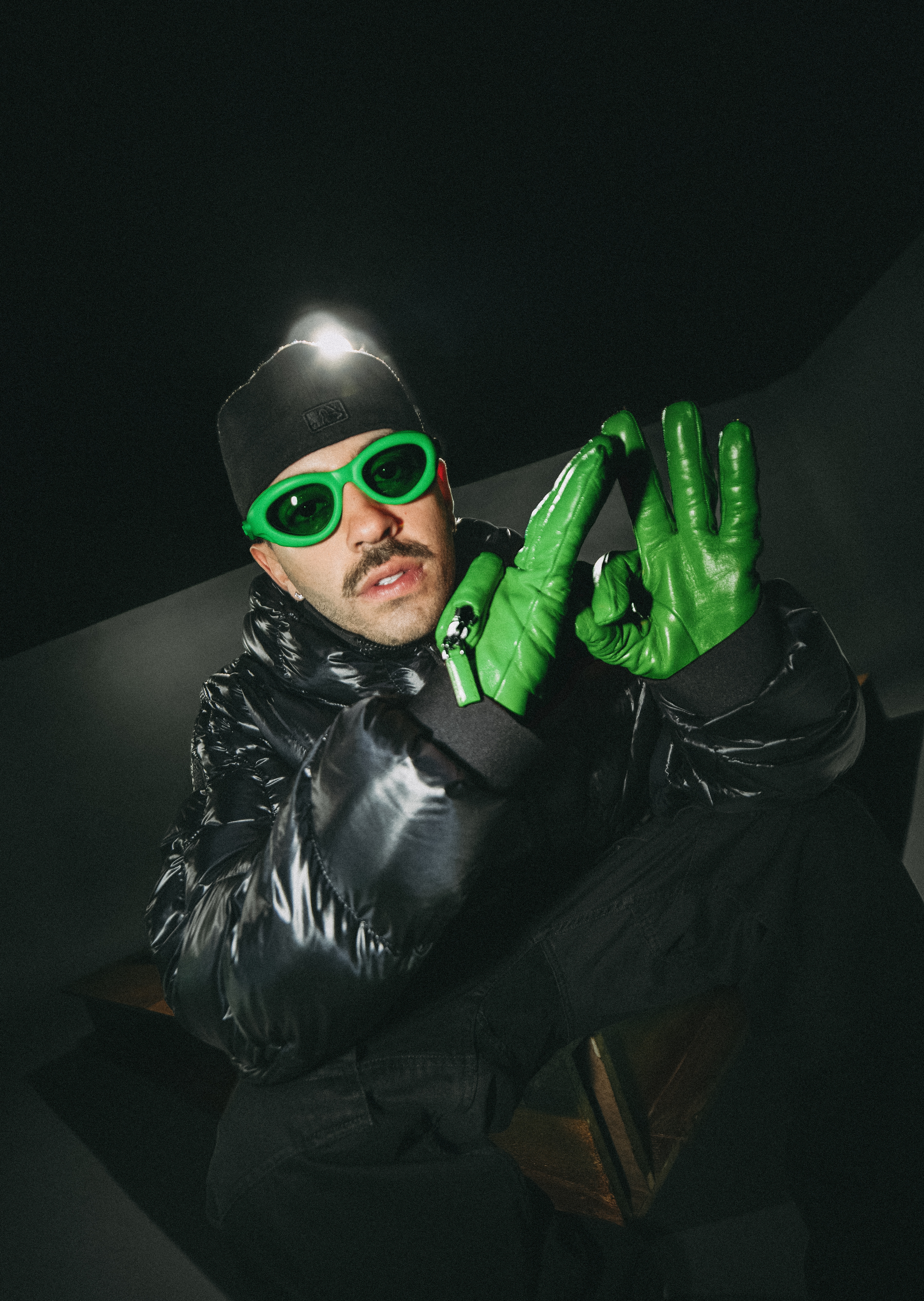 La terrible ca&iacute;da de Feid en pleno show