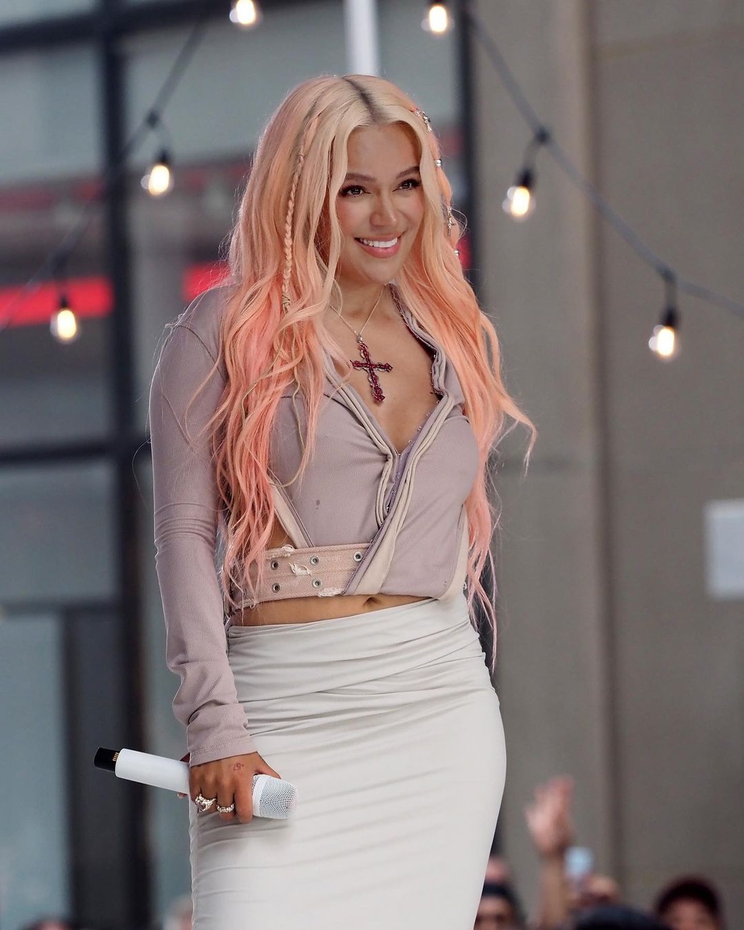 Karol G anuncia que tiene una sorpresa para este jueves