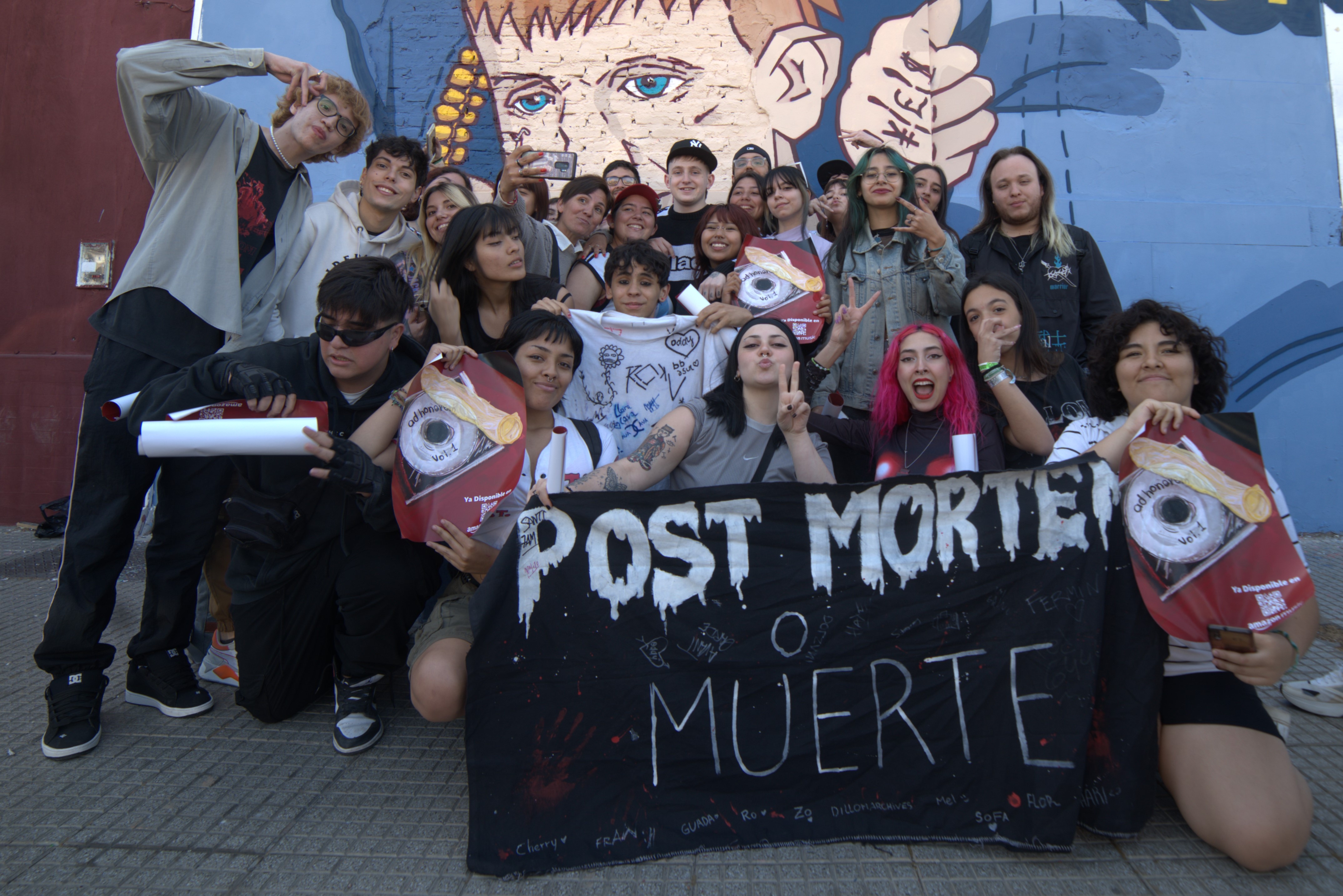 As&iacute; festej&oacute; Dillom el estreno de "AD HONOREM" con sus fans