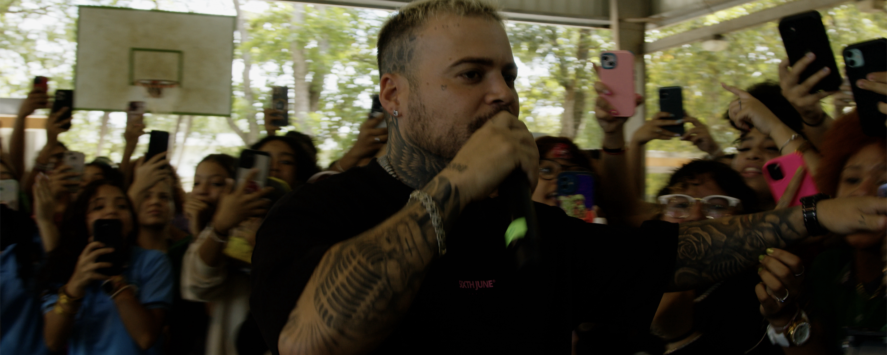 iZaak volvi&oacute; a la escuela para dar un show &uacute;nico