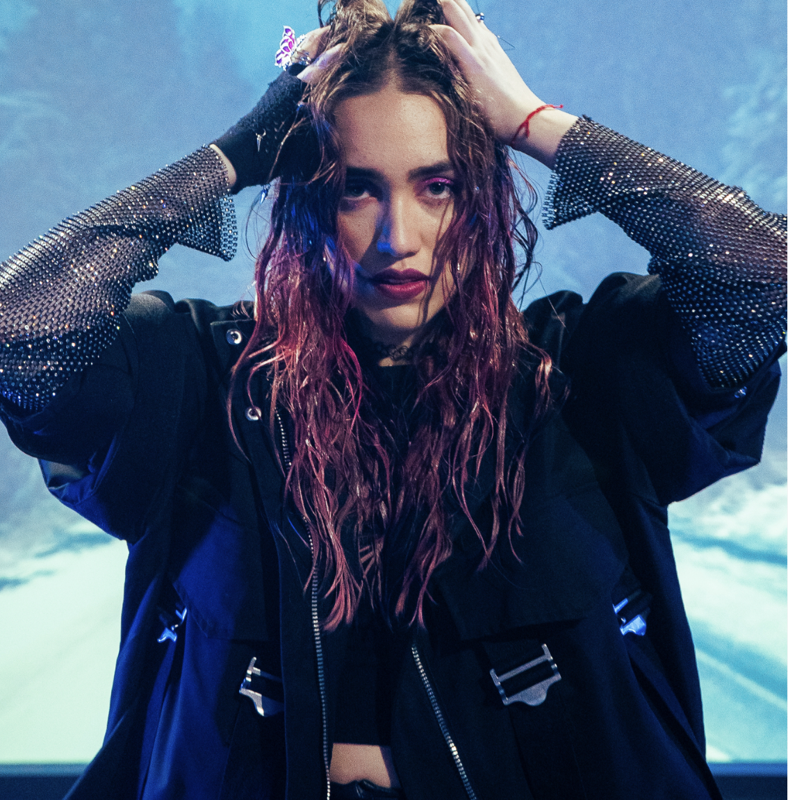 Un grupo de fans entrevistan a Ela Taubert: "Karol G fue la primera artista en apoyarme"