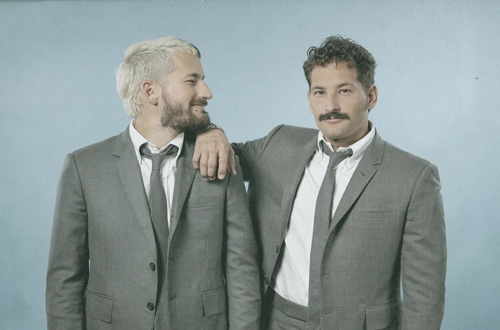 TMH X FANS: Fans de Mau y Ricky hablan de su disco "Hotel Caracas" y ellos aparecen de sorpresa