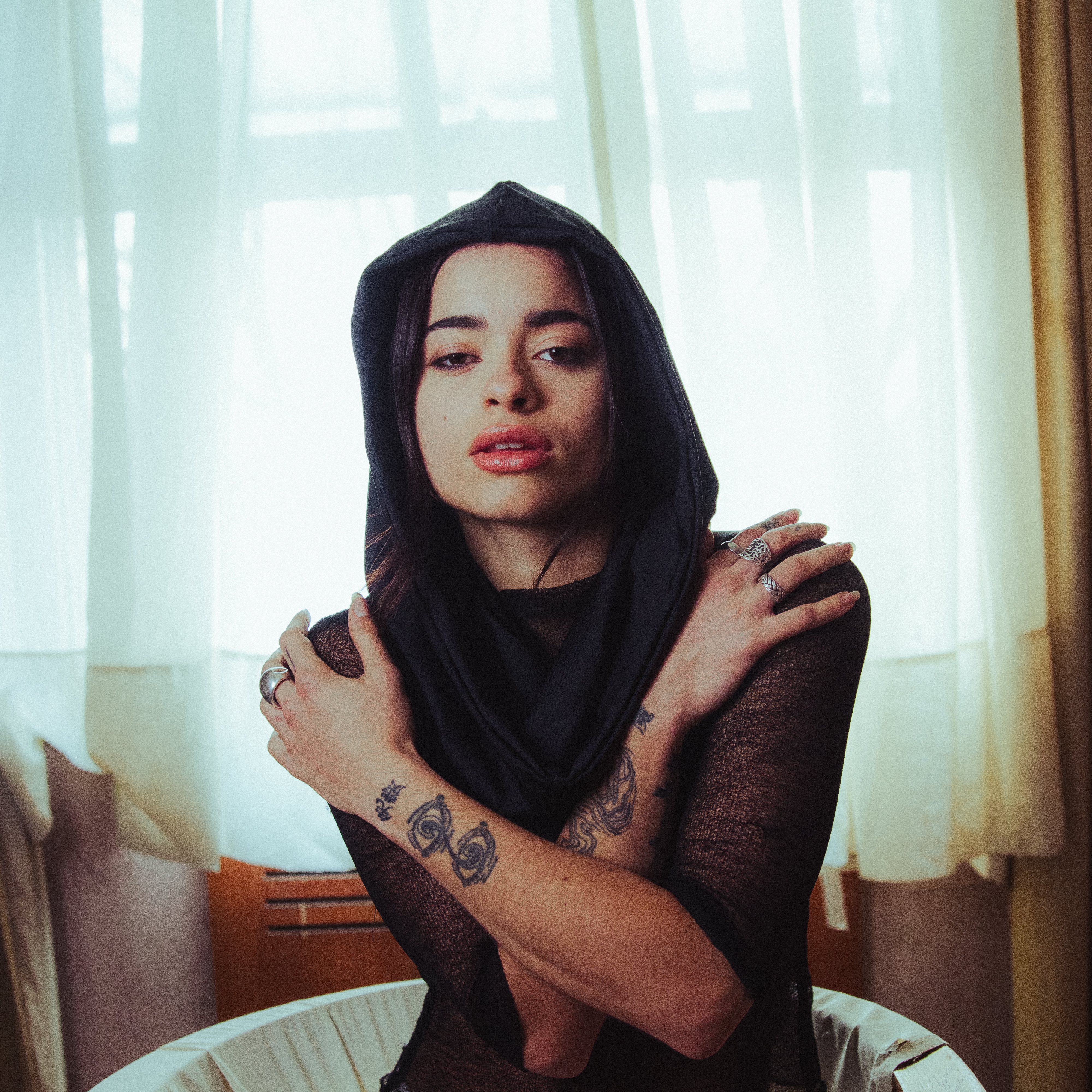 "Espinas": el nuevo sencillo de Juli Savioli