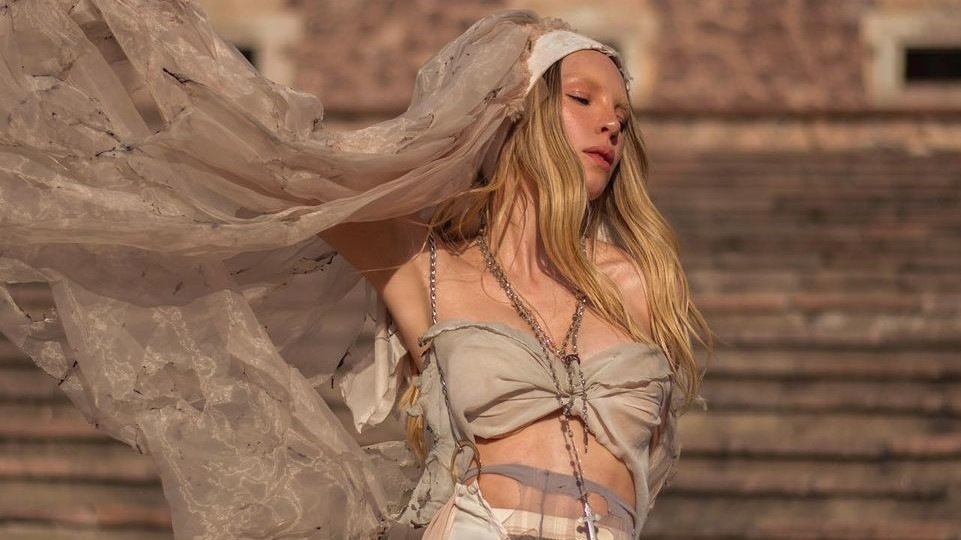 Belinda mostr&oacute; fotos del video de "La Mala"