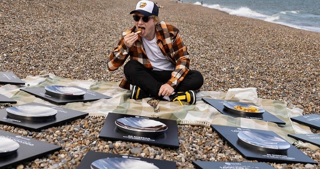 Ed Sheeran usa sus premios como vajilla