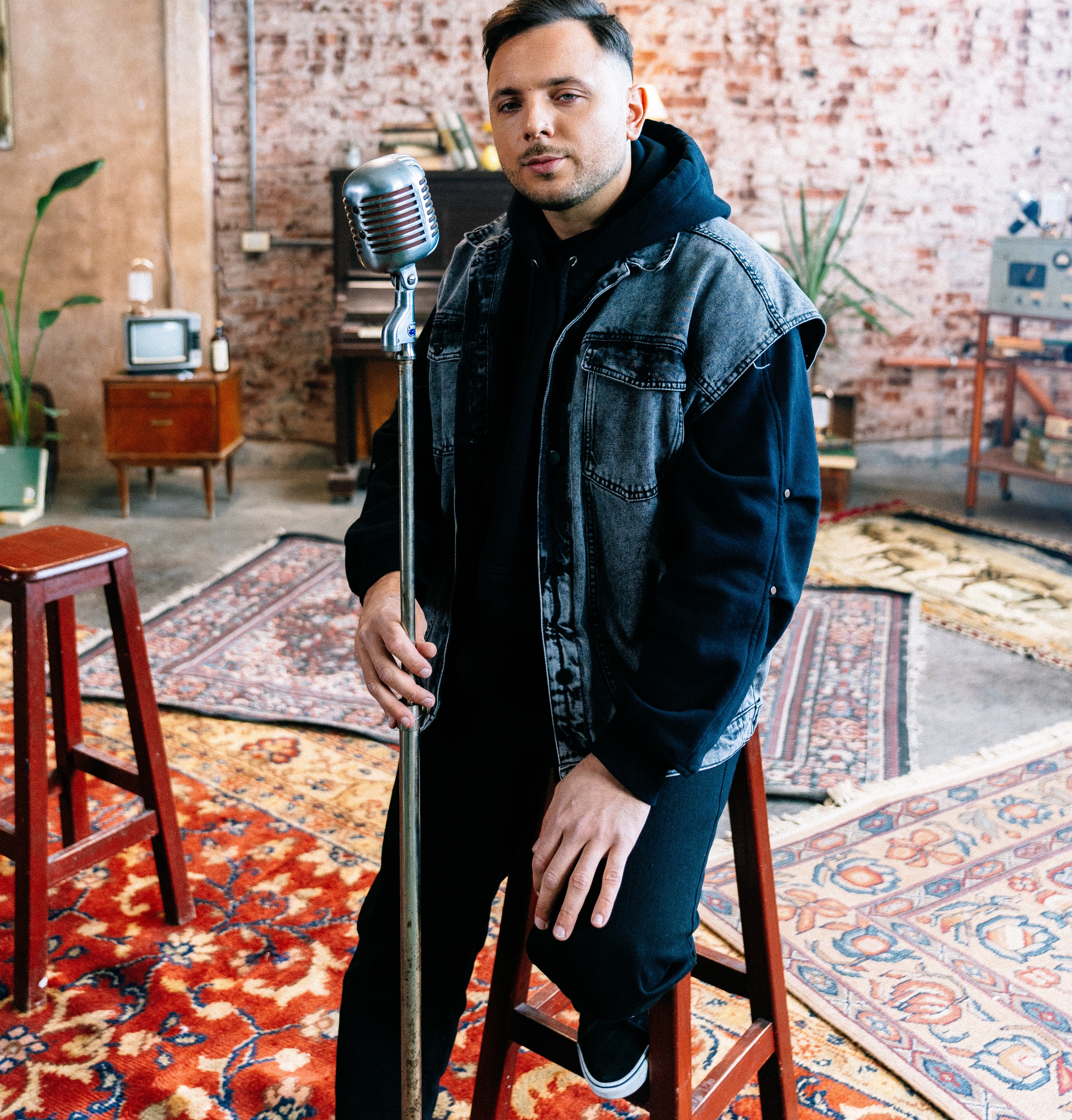 Hernan y la Champion’s Liga se unen a Callejero Fino y BM para su nuevo remix: "Desp&oacute;jate"