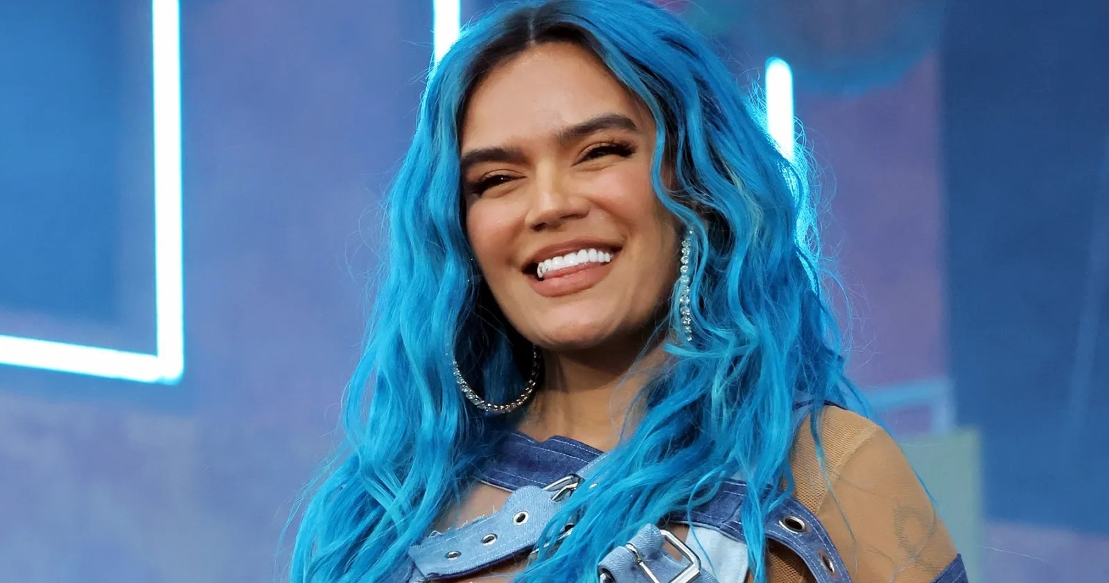 Karol G y la fundaci&oacute;n Con Cora reconstruyen un colegio en Medell&iacute;n