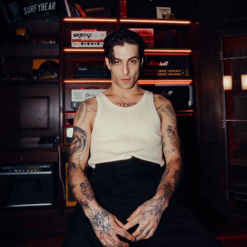 Damiano David sorprende con su reversi&oacute;n de "Nothing Breaks Like A Heart"