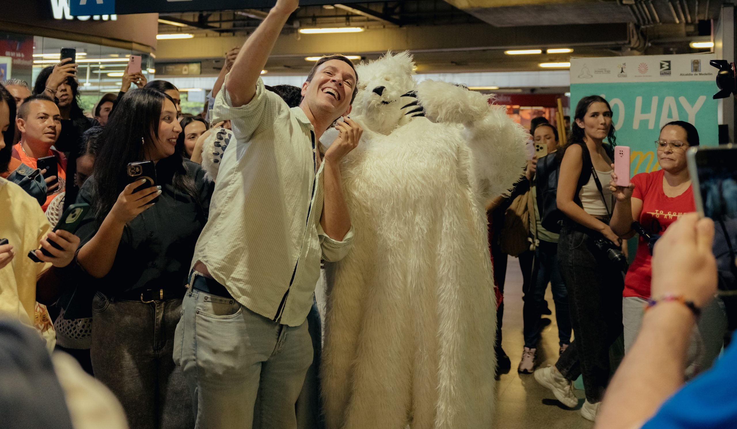 Juanes se hace el oso en el subte de Medell&iacute;n