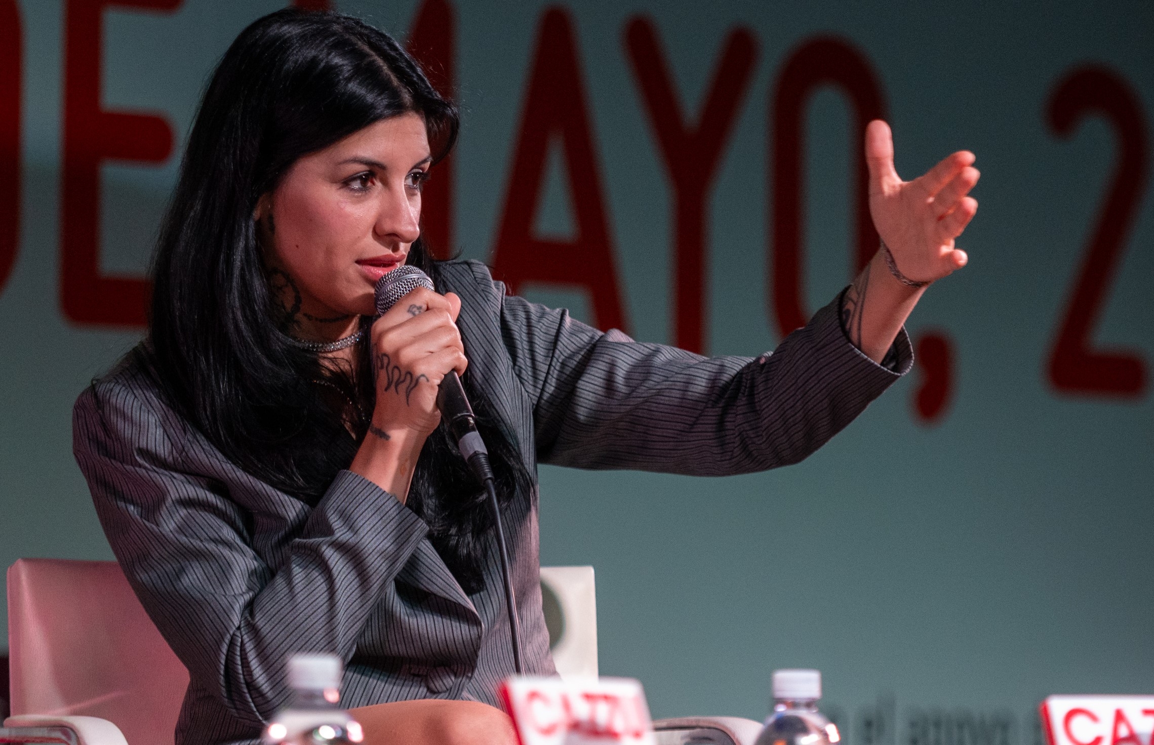 CAZZU present&oacute; su libro "Perreo, una revoluci&oacute;n" a sala llena