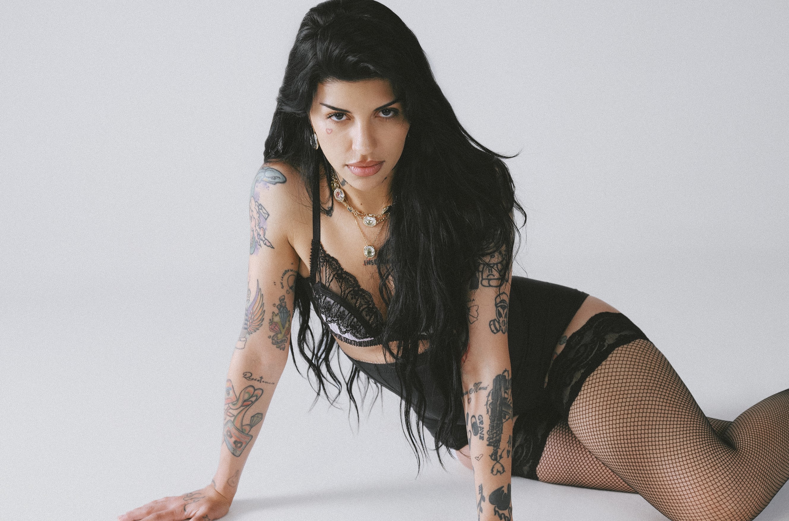 Cazzu revela imagenes del rodaje de los videos de "LATINAJE"