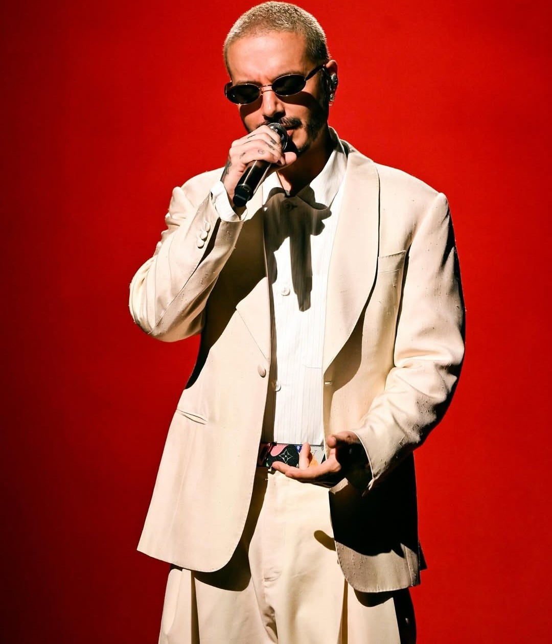 J Balvin present&oacute; "Mixteip" en el Tonight Show de Jimmy Fallon