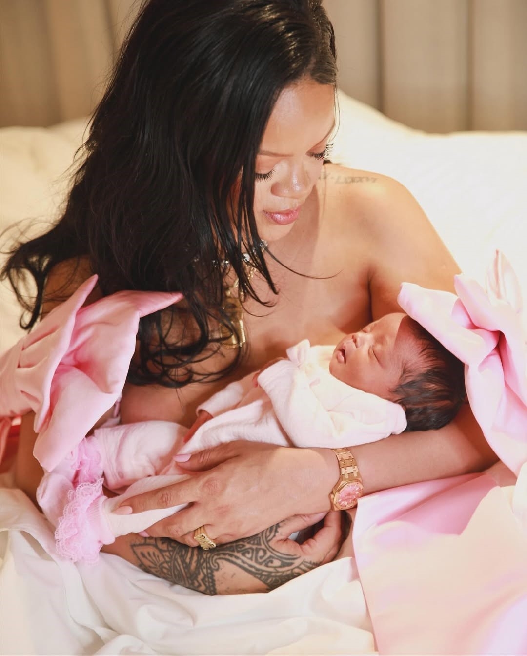 Rihanna fue mam&aacute; por tercera vez