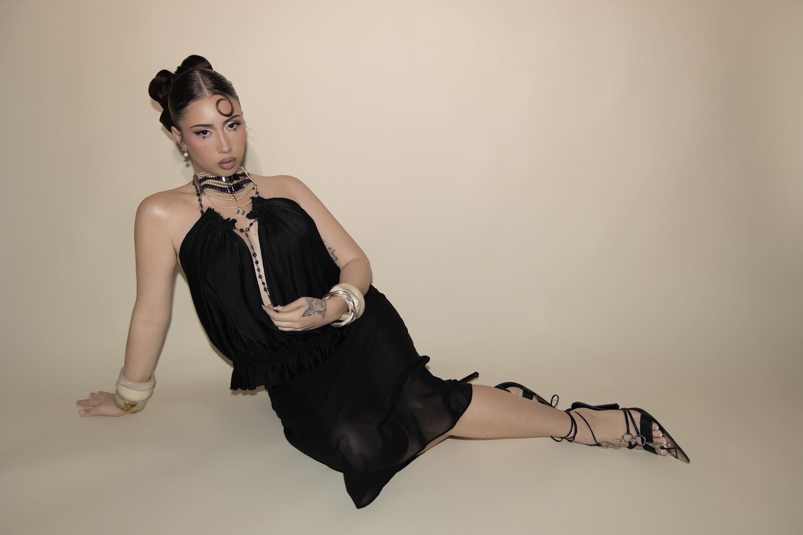 KALI UCHIS responde al pedido de sus fans con el estreno de "MU&Eacute;VELO"