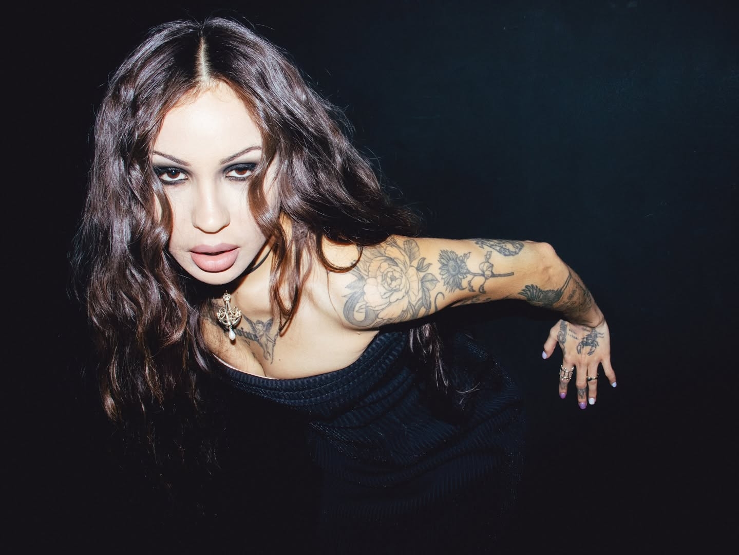 EMJAY inaugura el 2026 con el estreno de "Veme Así (live performance)"