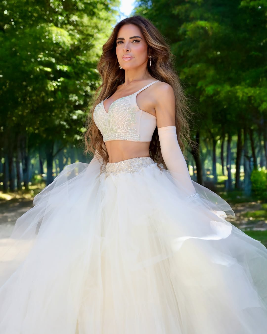 GLORIA TREVI presenta “ME DEJE LLEVAR”, su nuevo sencillo